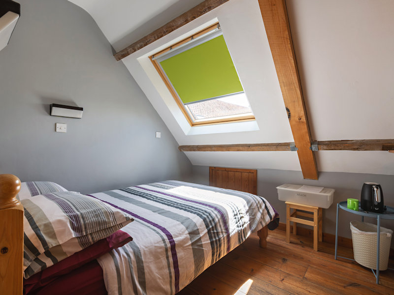 Private rooms self catering accommodation, single room with double bed and ensuite shower room - Deepdale Camping & Rooms